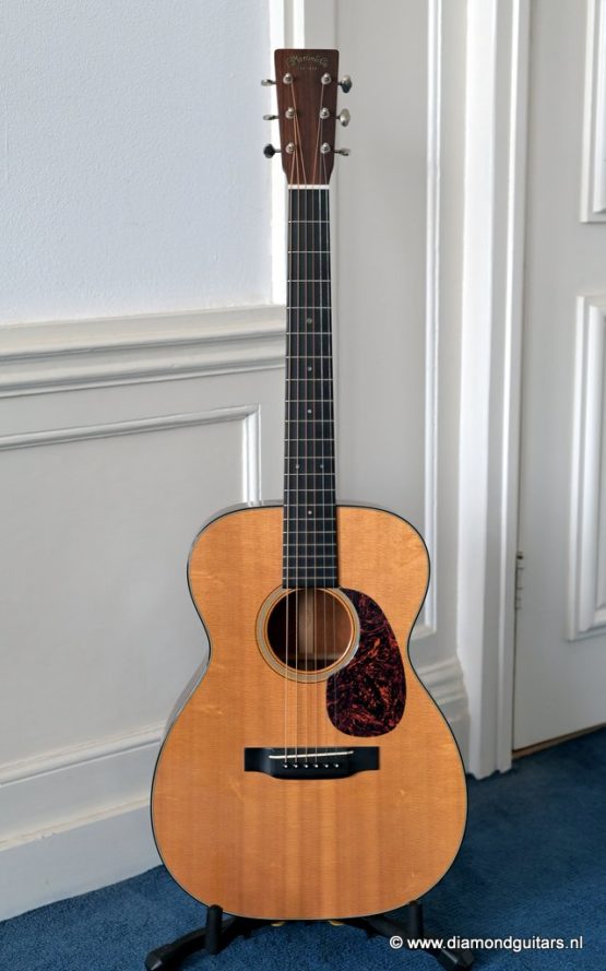 image of martin 00-18V